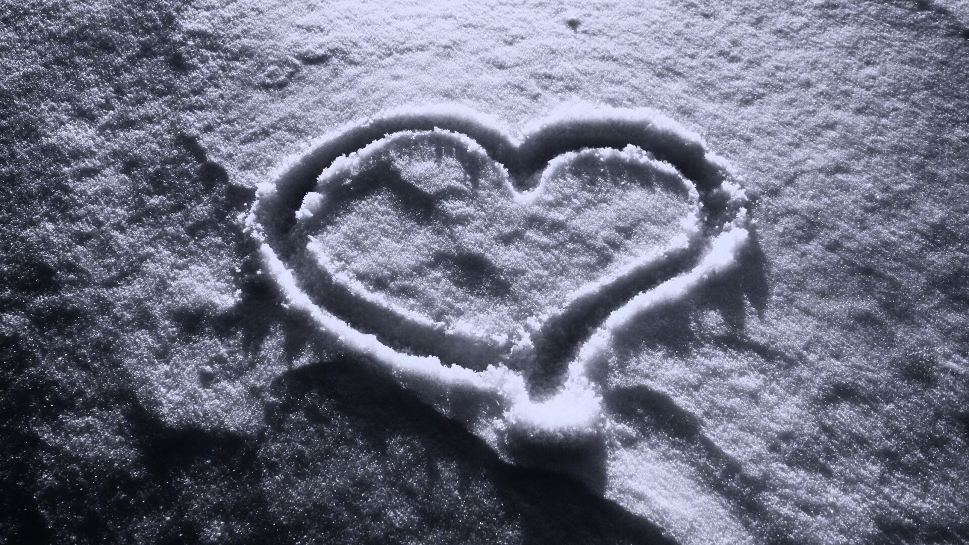 Сердечко на снегу обои