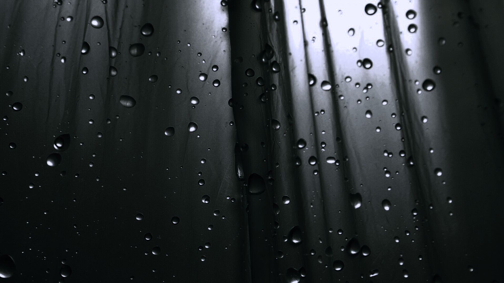 Капли на зеленом пластике обои