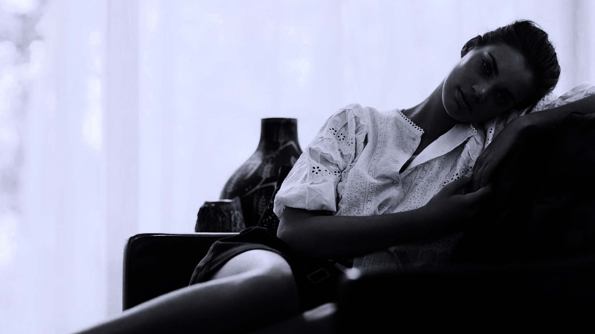 Девушка на диване обои