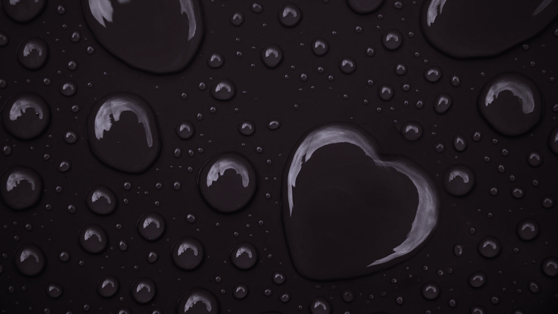 Капли на красном фоне обои