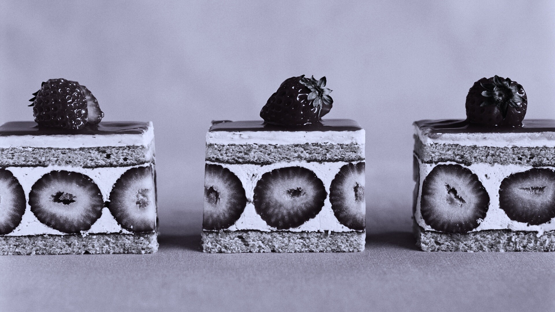 Ломтики клубничного торта обои