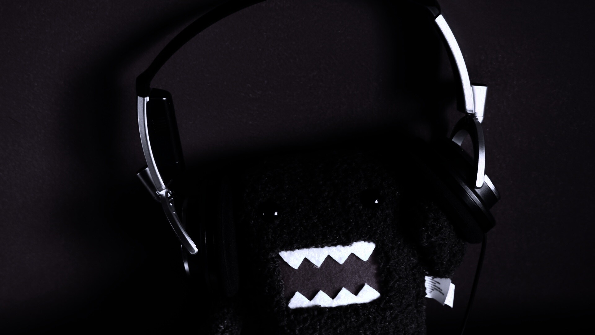 Демокун в наушниках обои