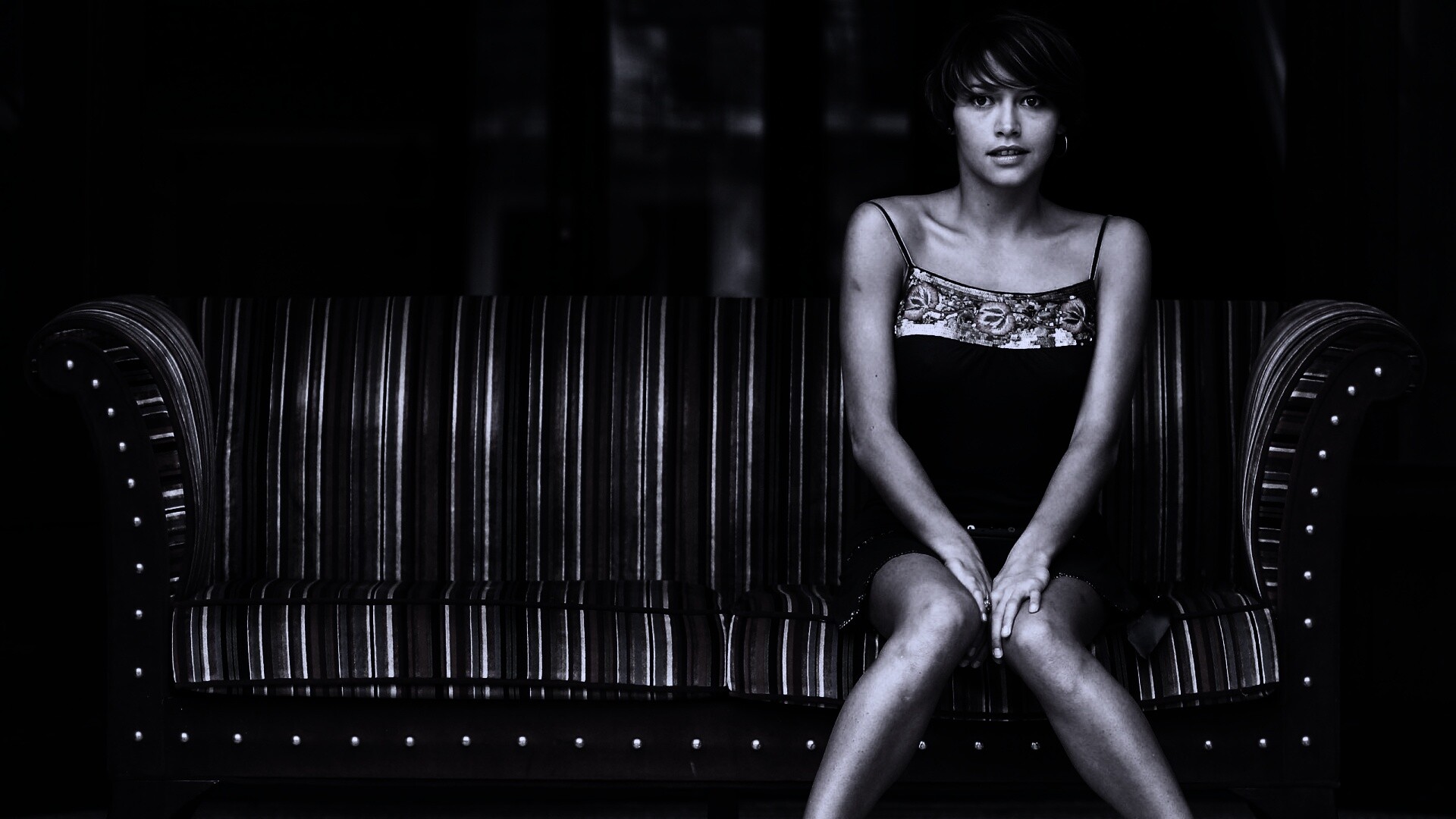 На диване обои