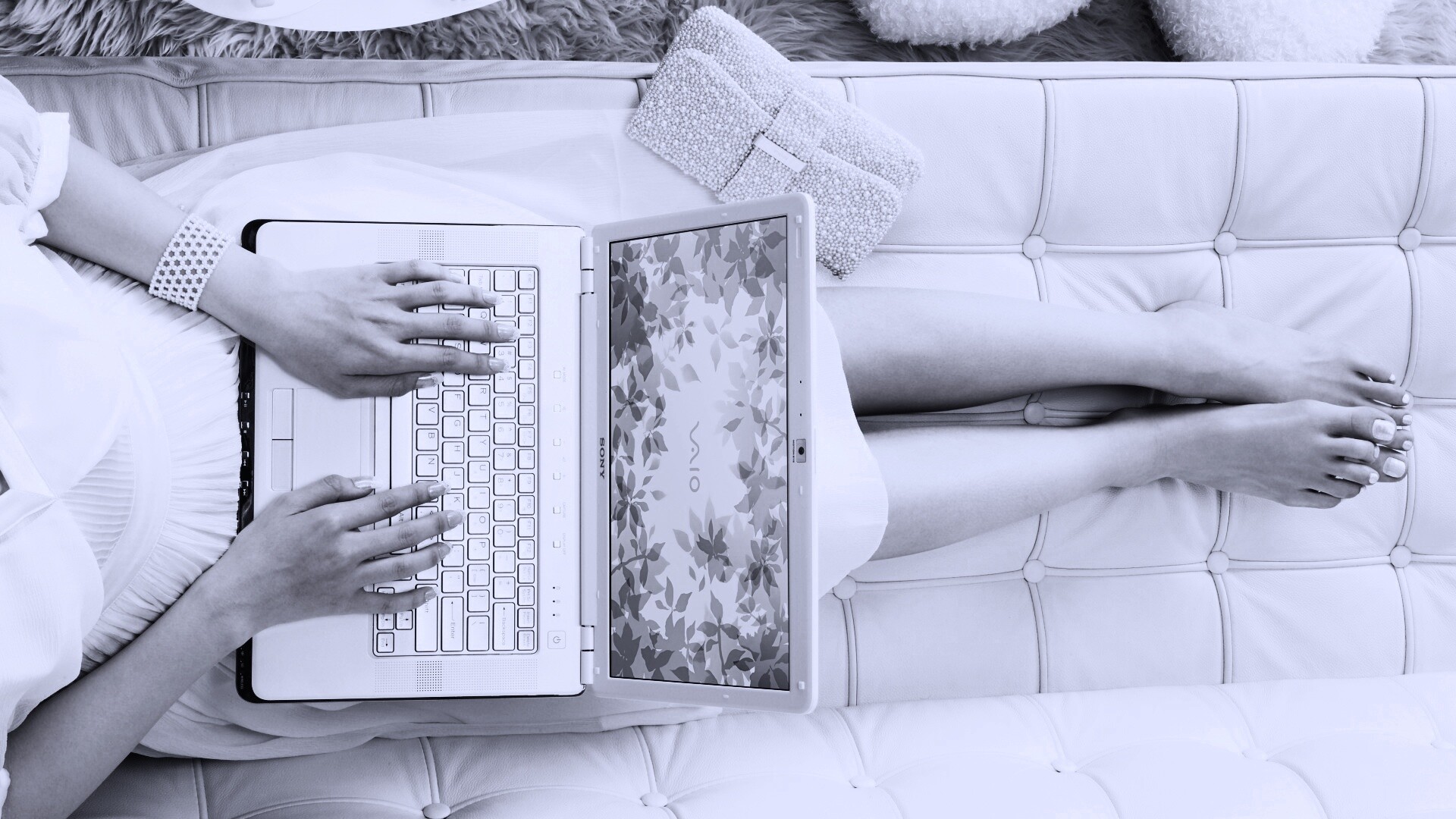 Девушка с ноутбуком vaio обои