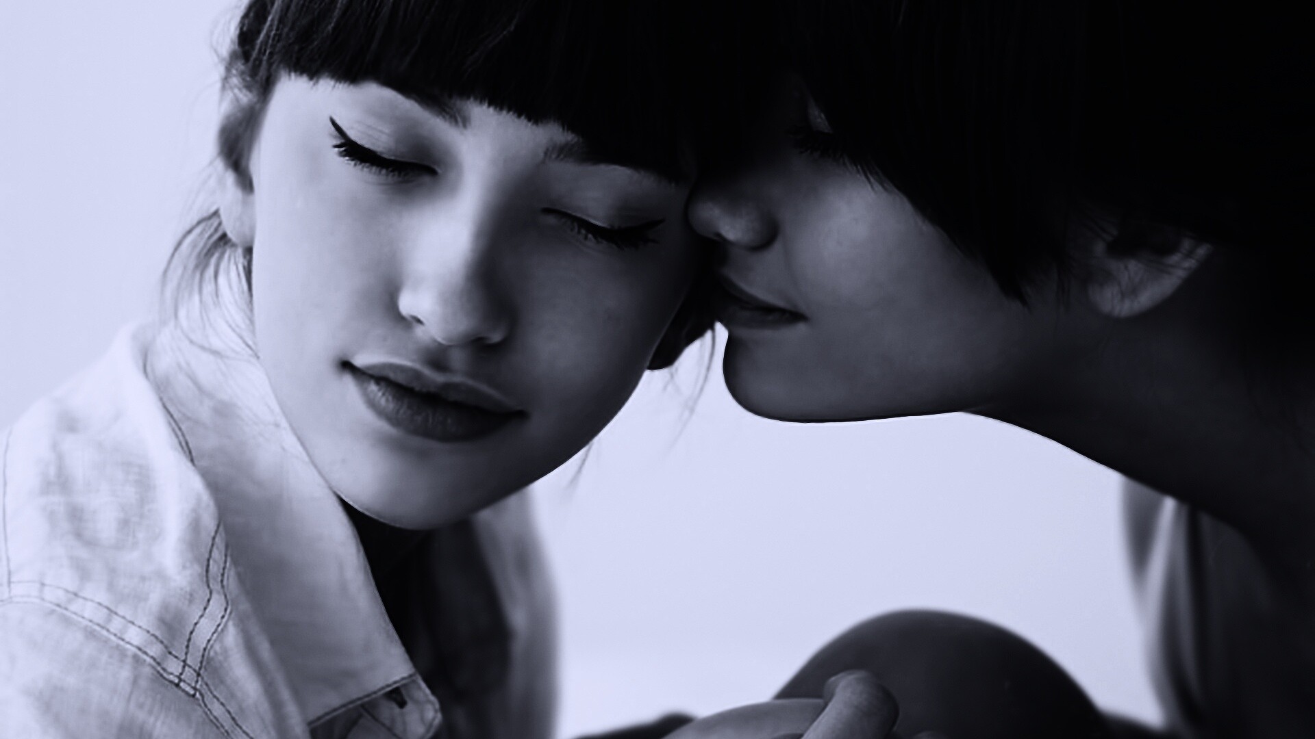 Две очень красивые девушки обои