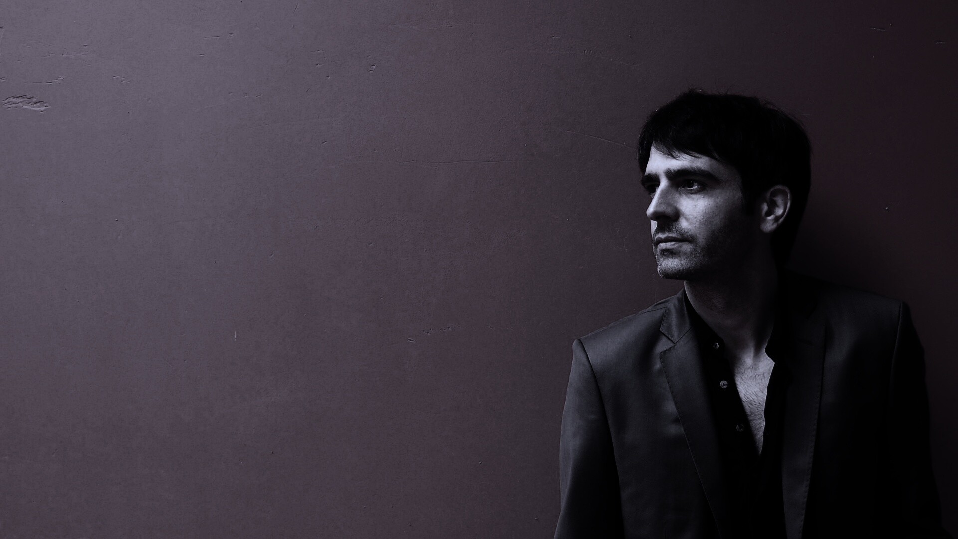 На красном фоне обои