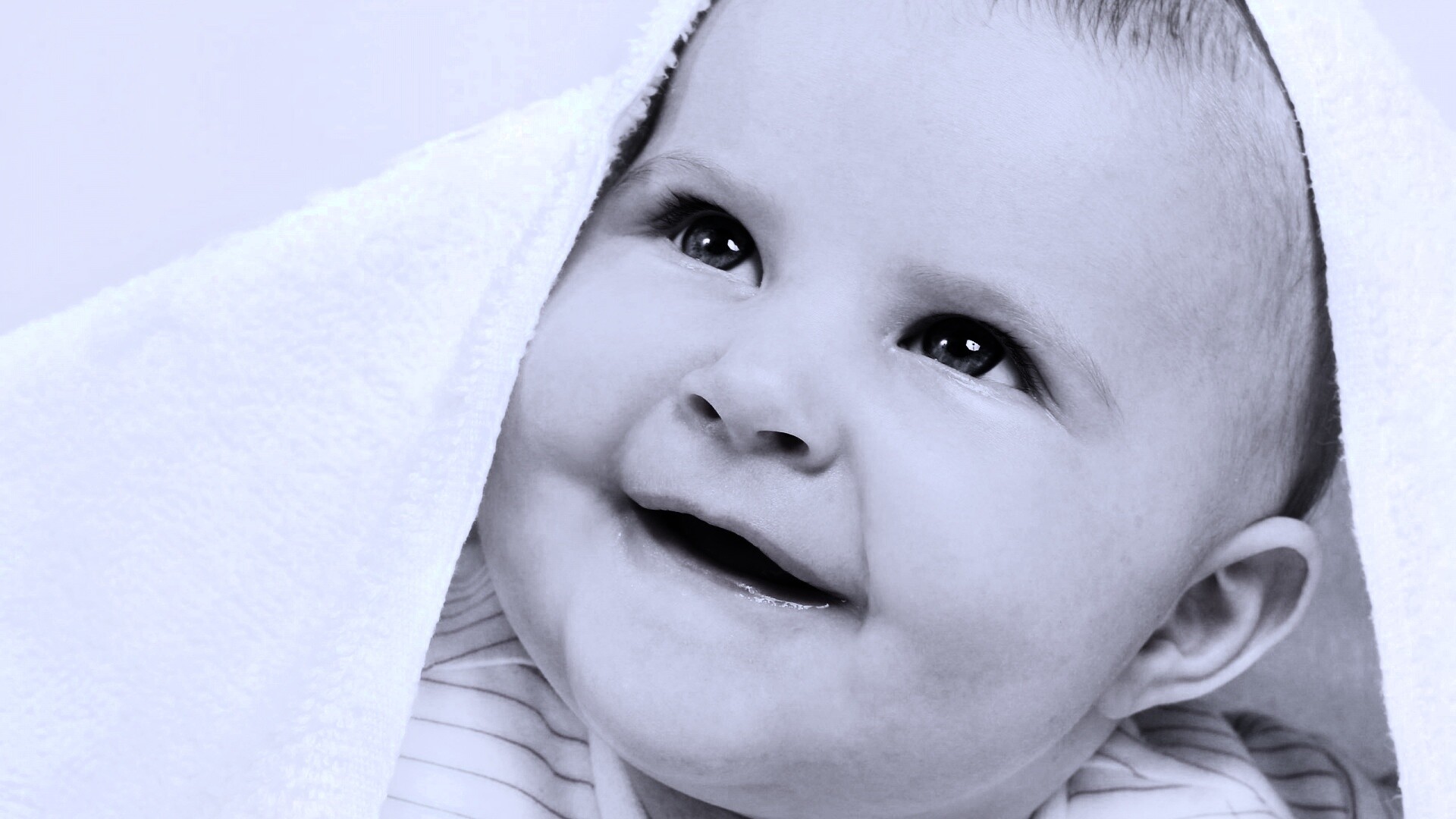 Малыш под полотенцем обои