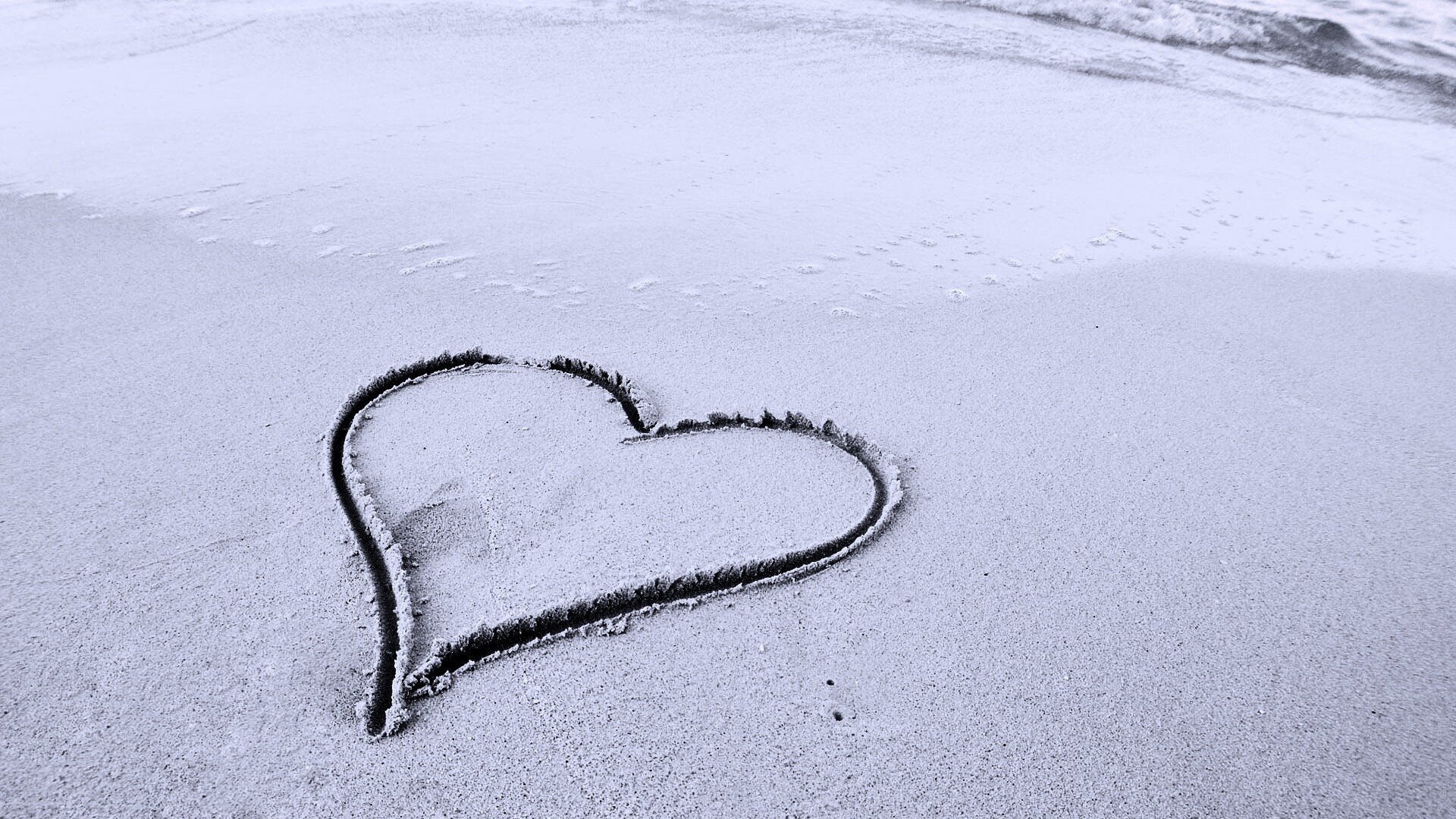 Аккуратное сердце на песке обои
