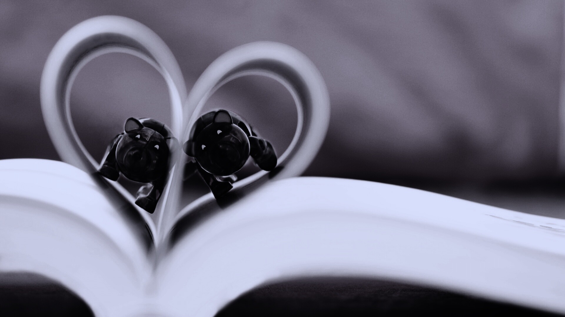 Фигурки мишек в книге обои