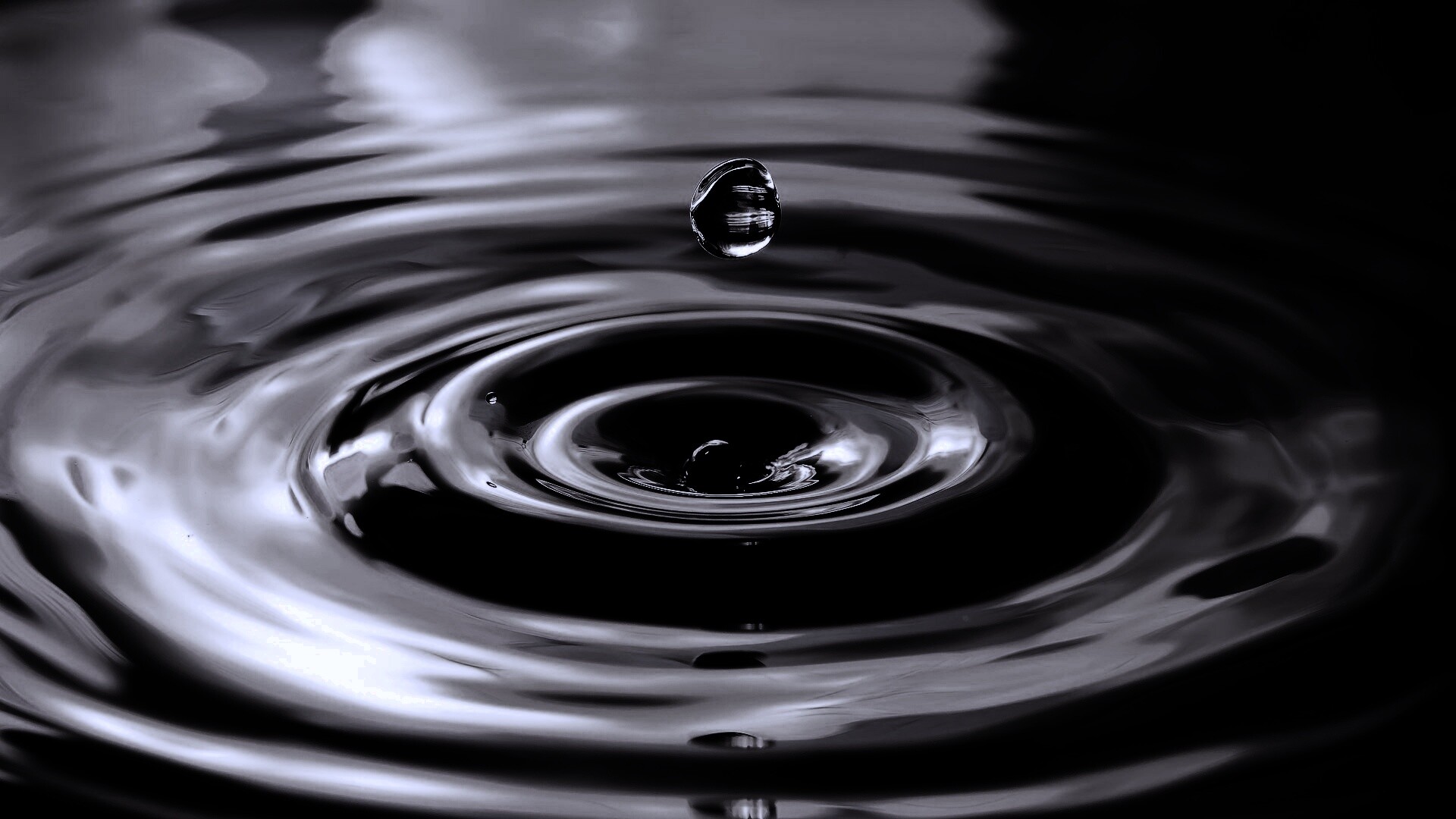 Капля падает в воду обои