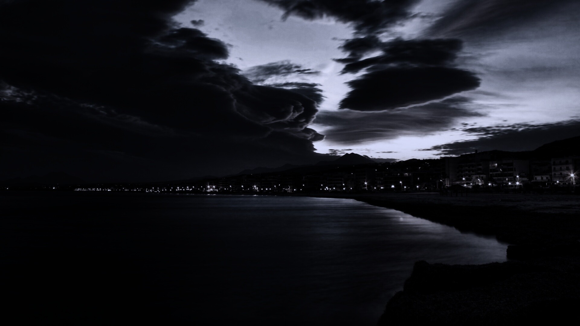 Красивый закат над городом у моря обои