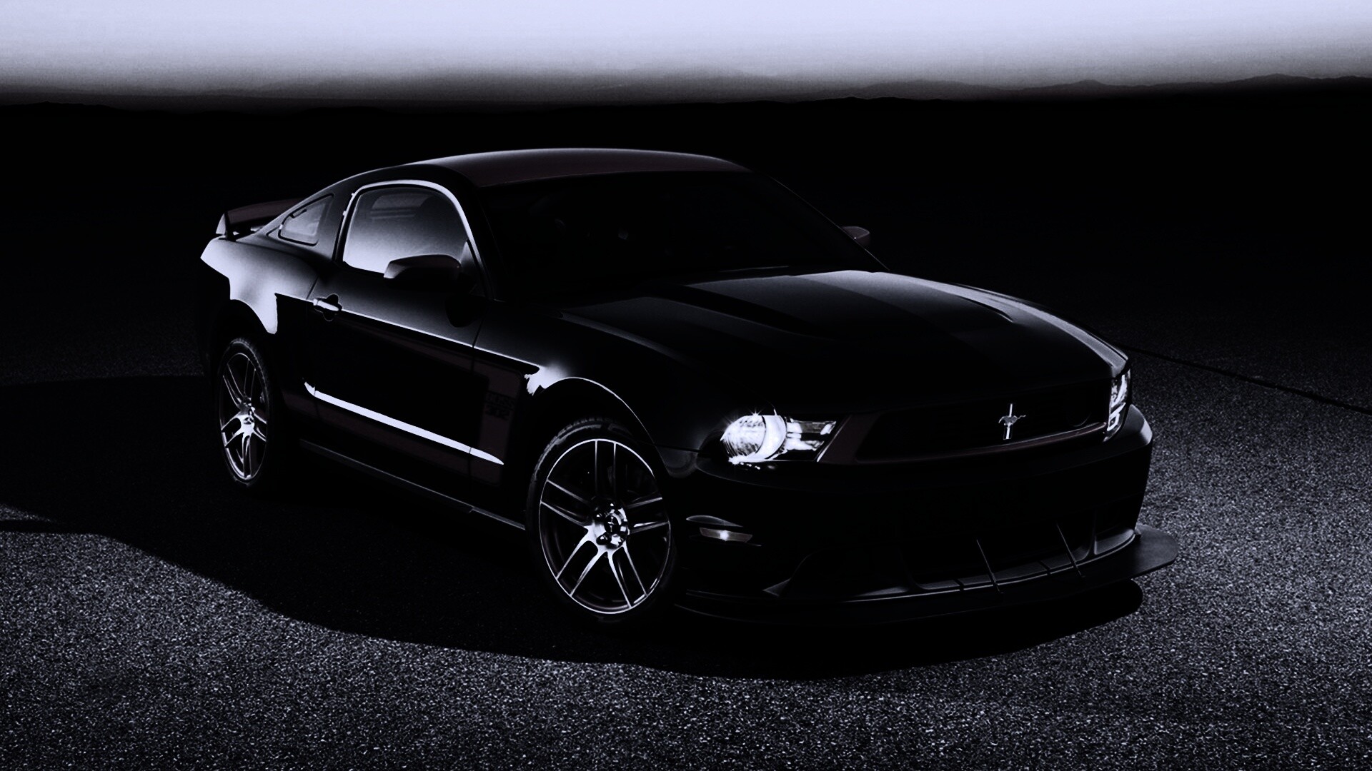 Черный Форд Мустанг с красными полосами обои