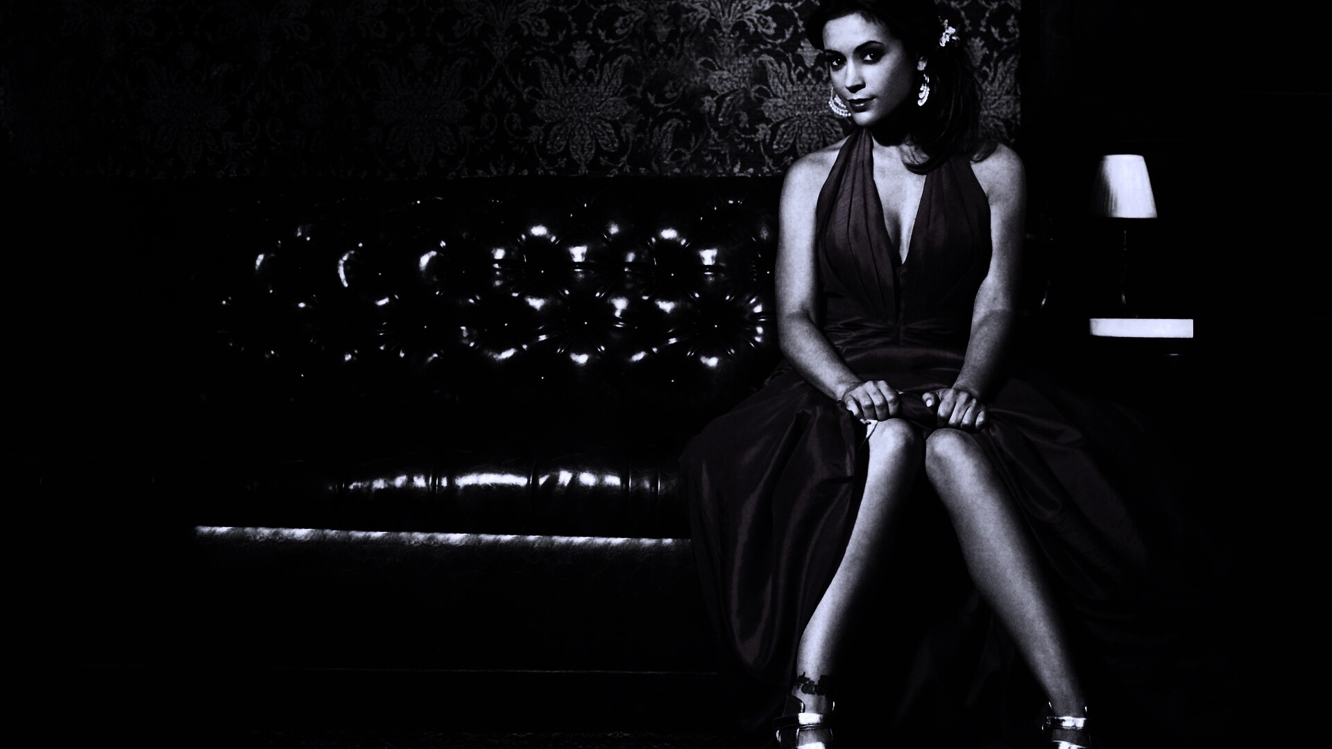 Алиса Милано в роскошном интерьере обои