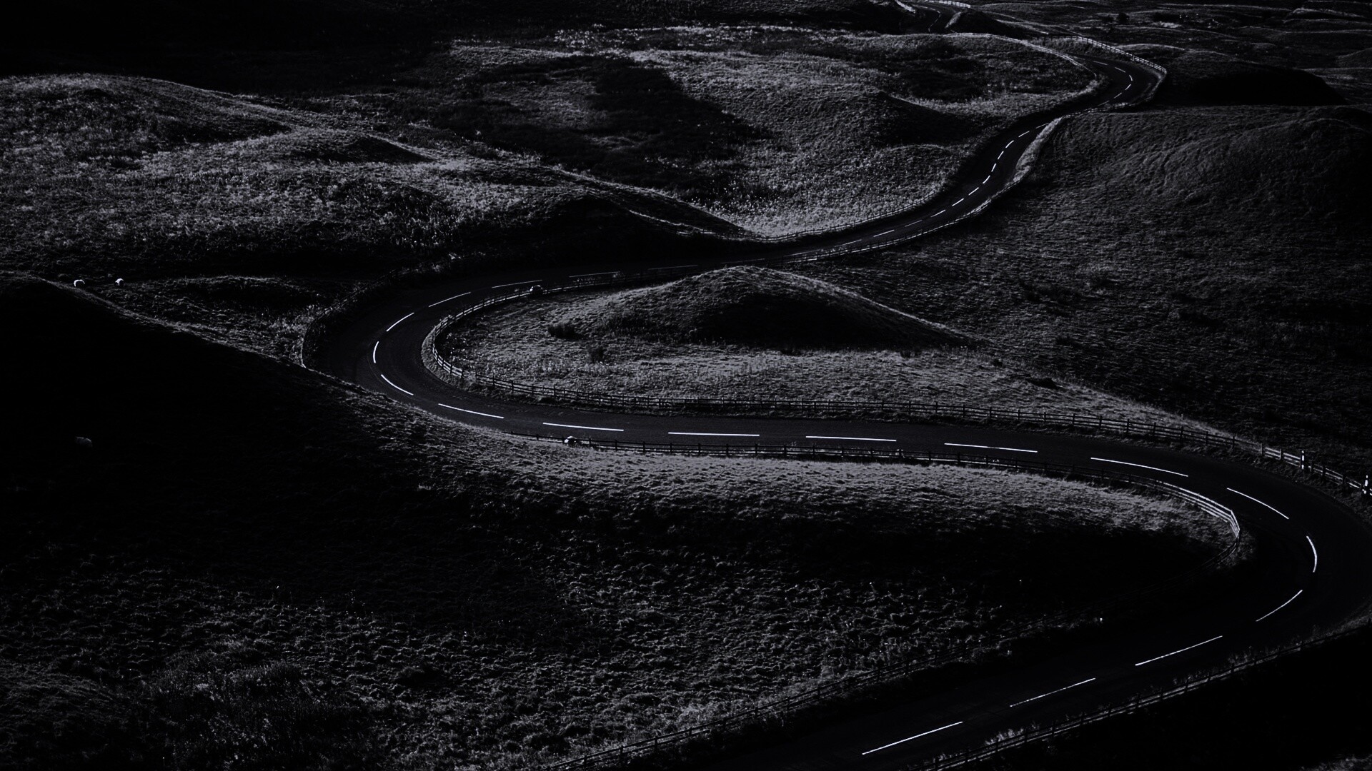 Дорога петляет меж холмов обои