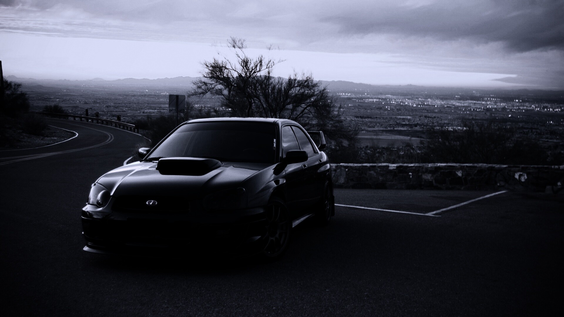 Субару на смотровой алощадке в горах обои