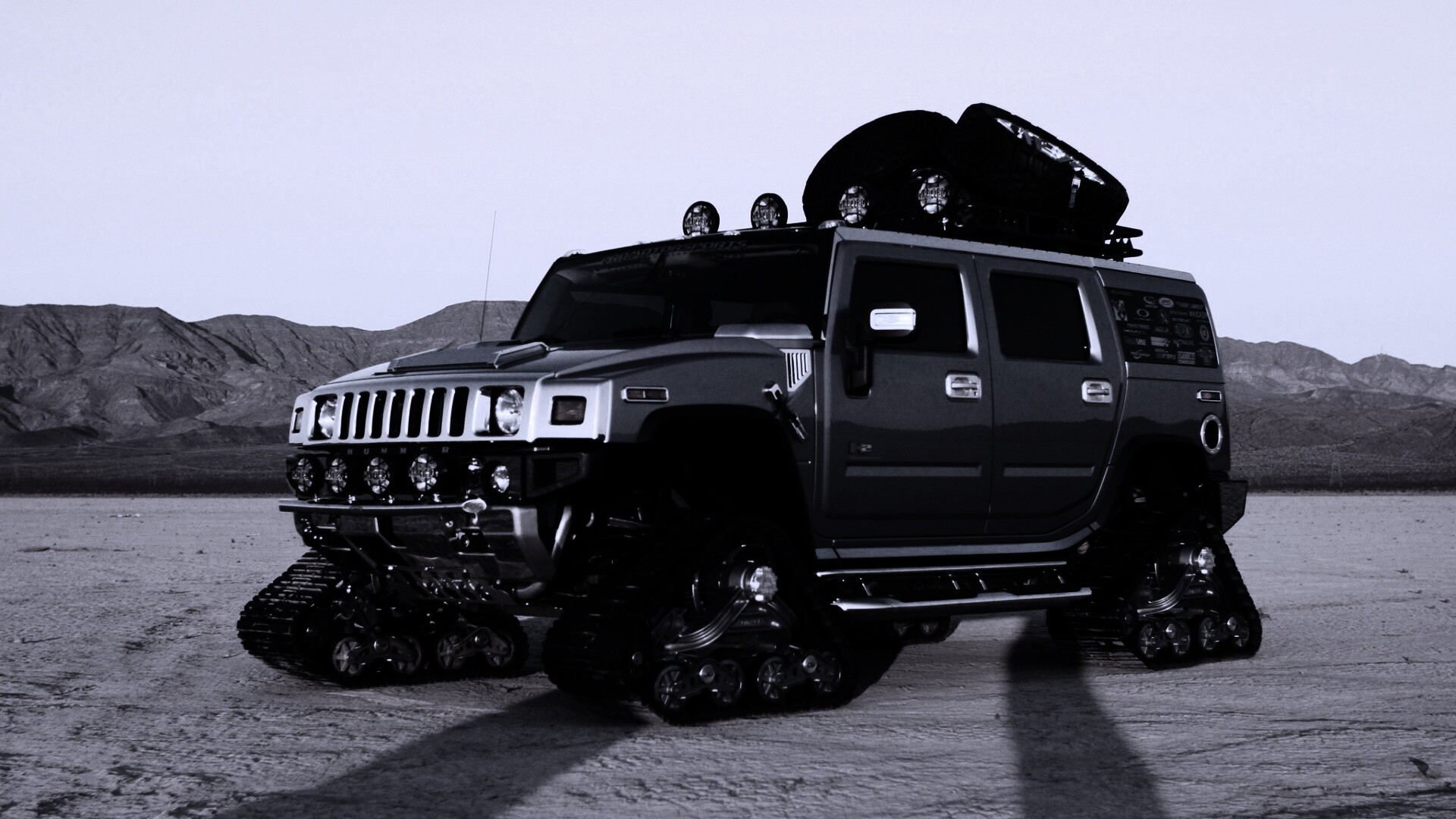 Hammer на гусеницах обои