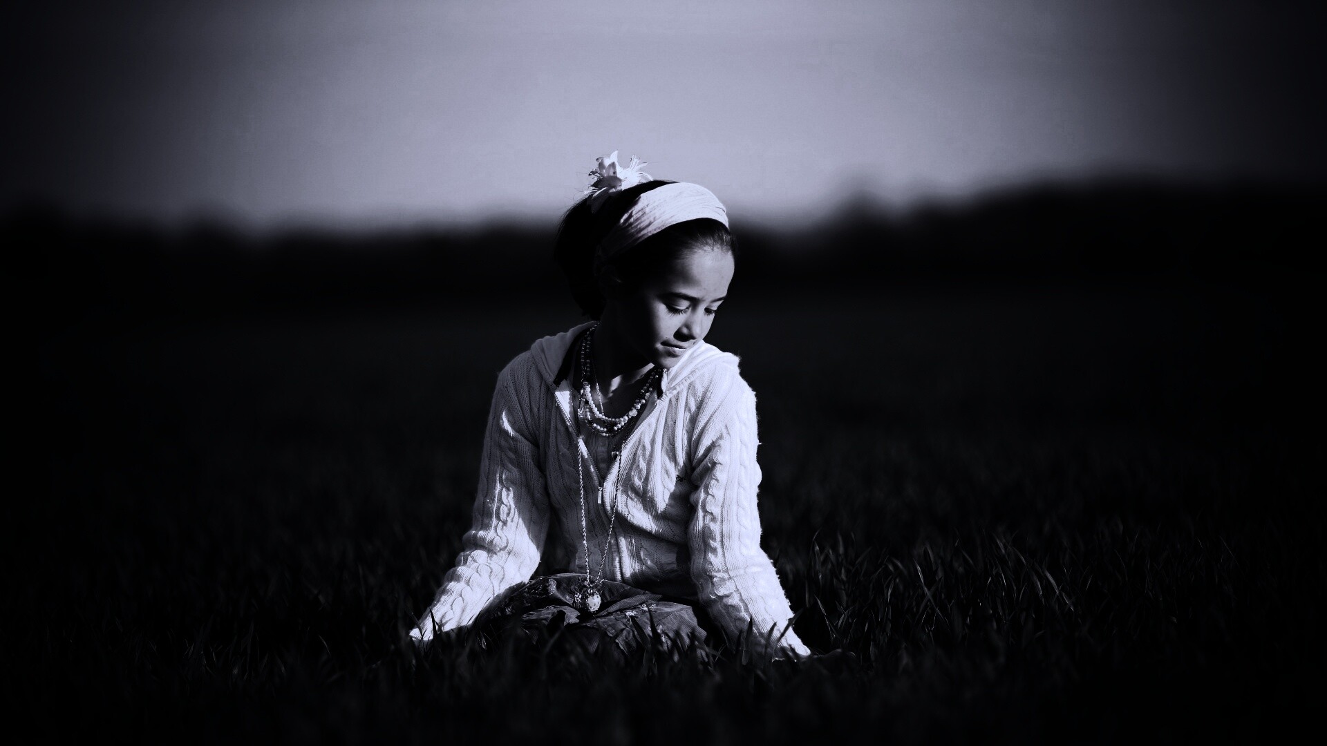 Девочка на траве обои