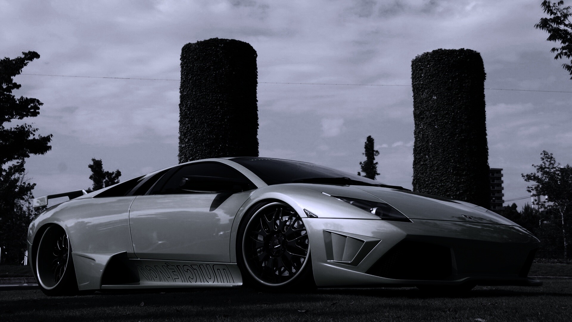 Зелёный Ламборджини на траве обои