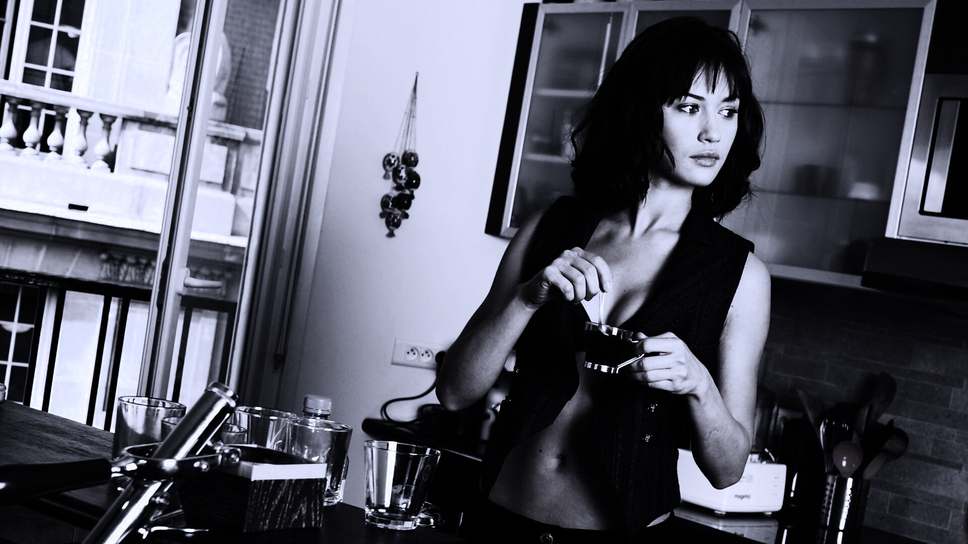 Ольга Куриленко пьет кофе обои