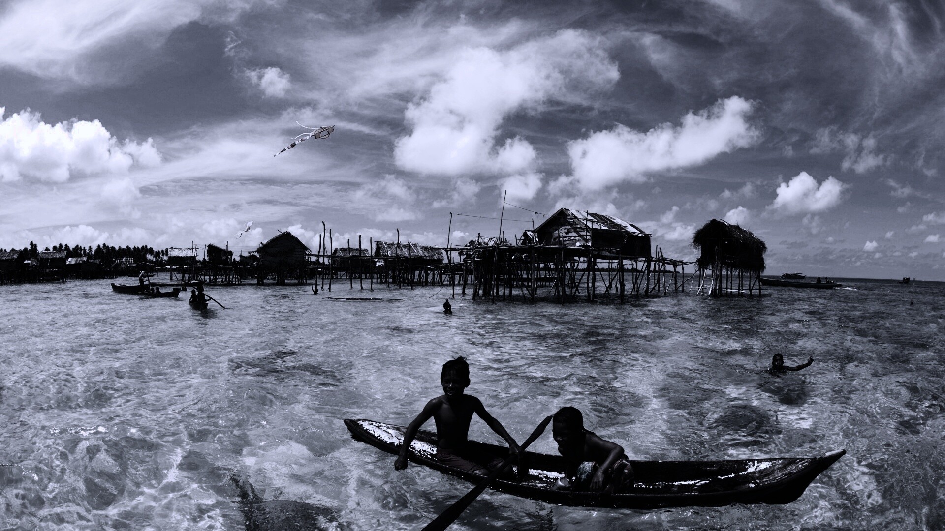 Дети в лодке у поселения туземцев обои