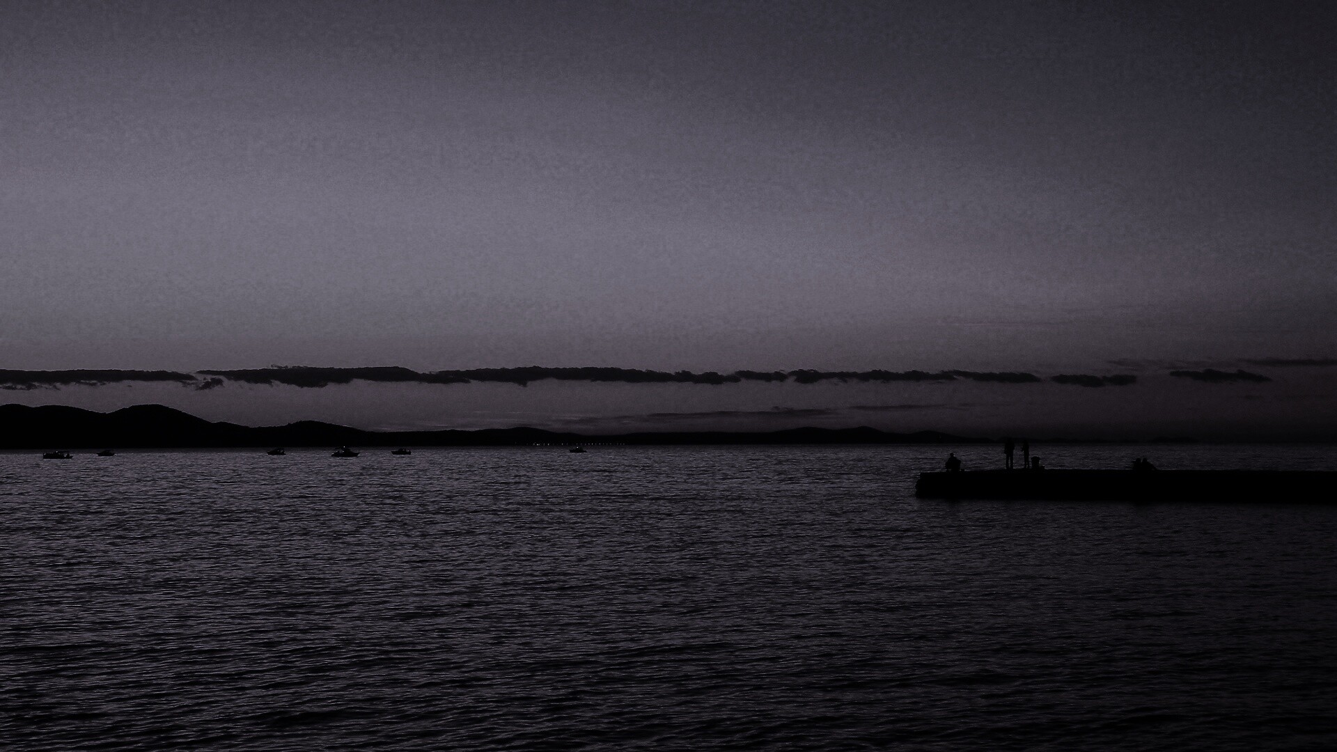 Одинокая пристань на озере обои