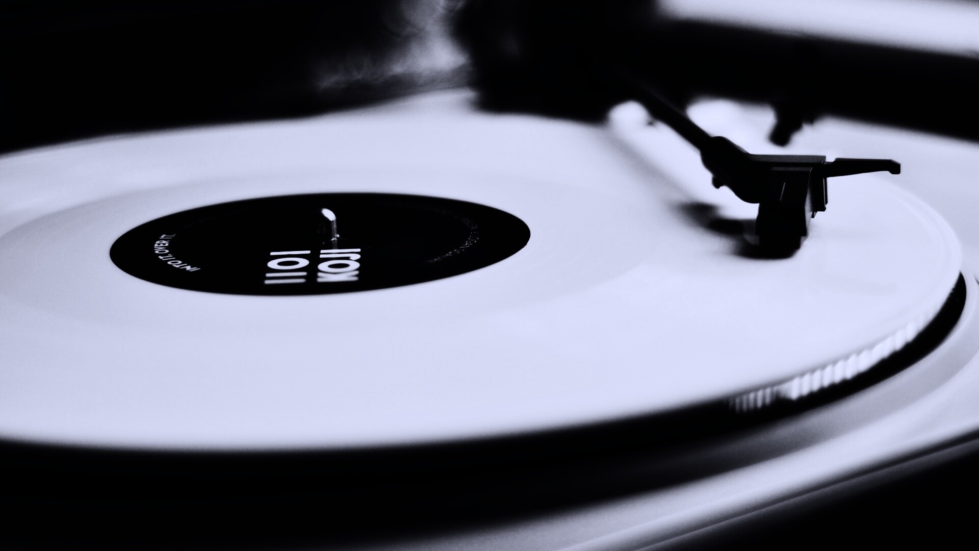 Пластинка на пульте диджея обои