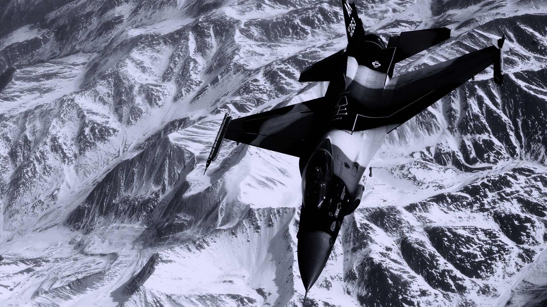 Истребитель над снежными пиками гор обои