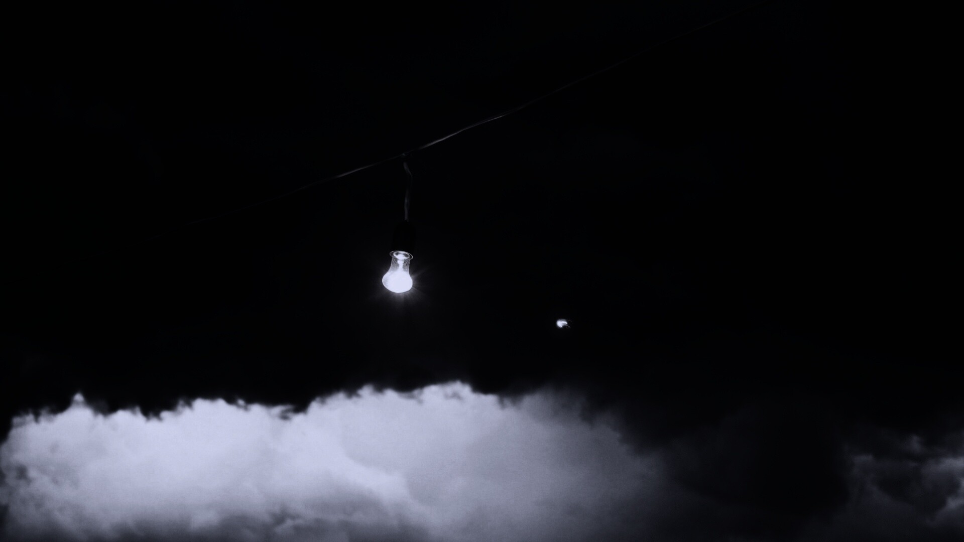 Лампочка на фоне туч обои