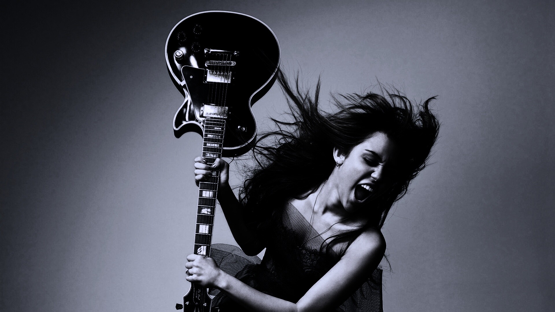 Miley Cyrus разбивает гитару обои