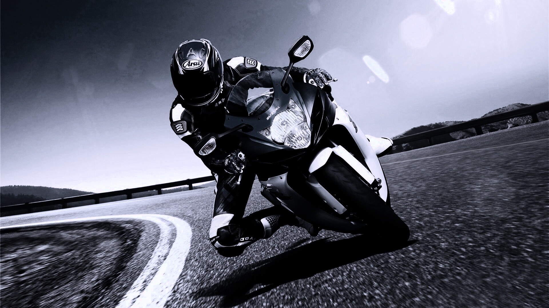 Мотоциклист на повороте обои
