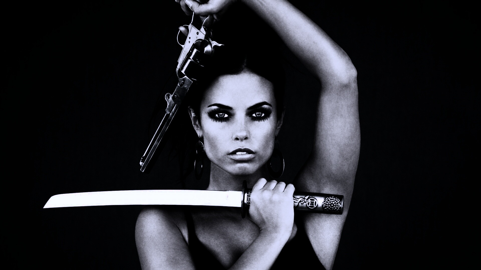 Девушка с мечом и пистолетом обои