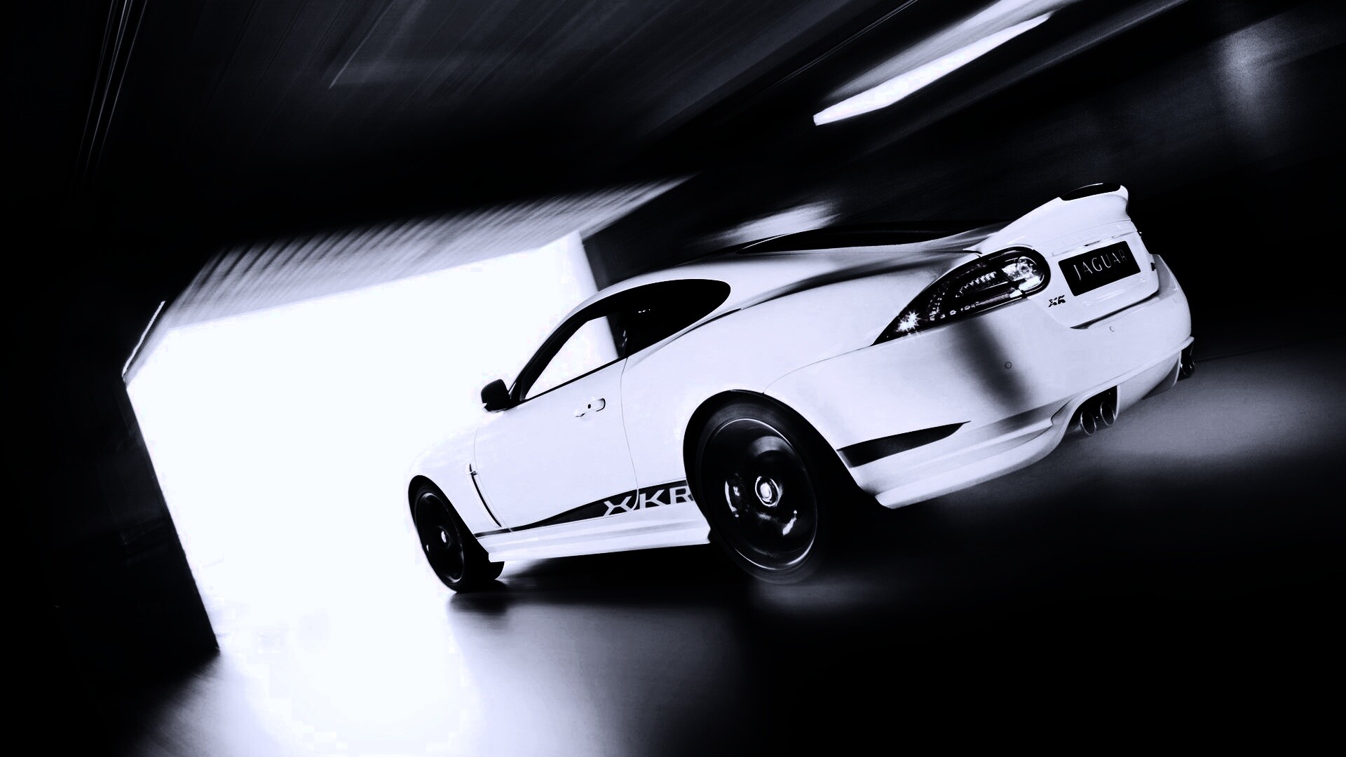 Белый ягуар в гараже обои
