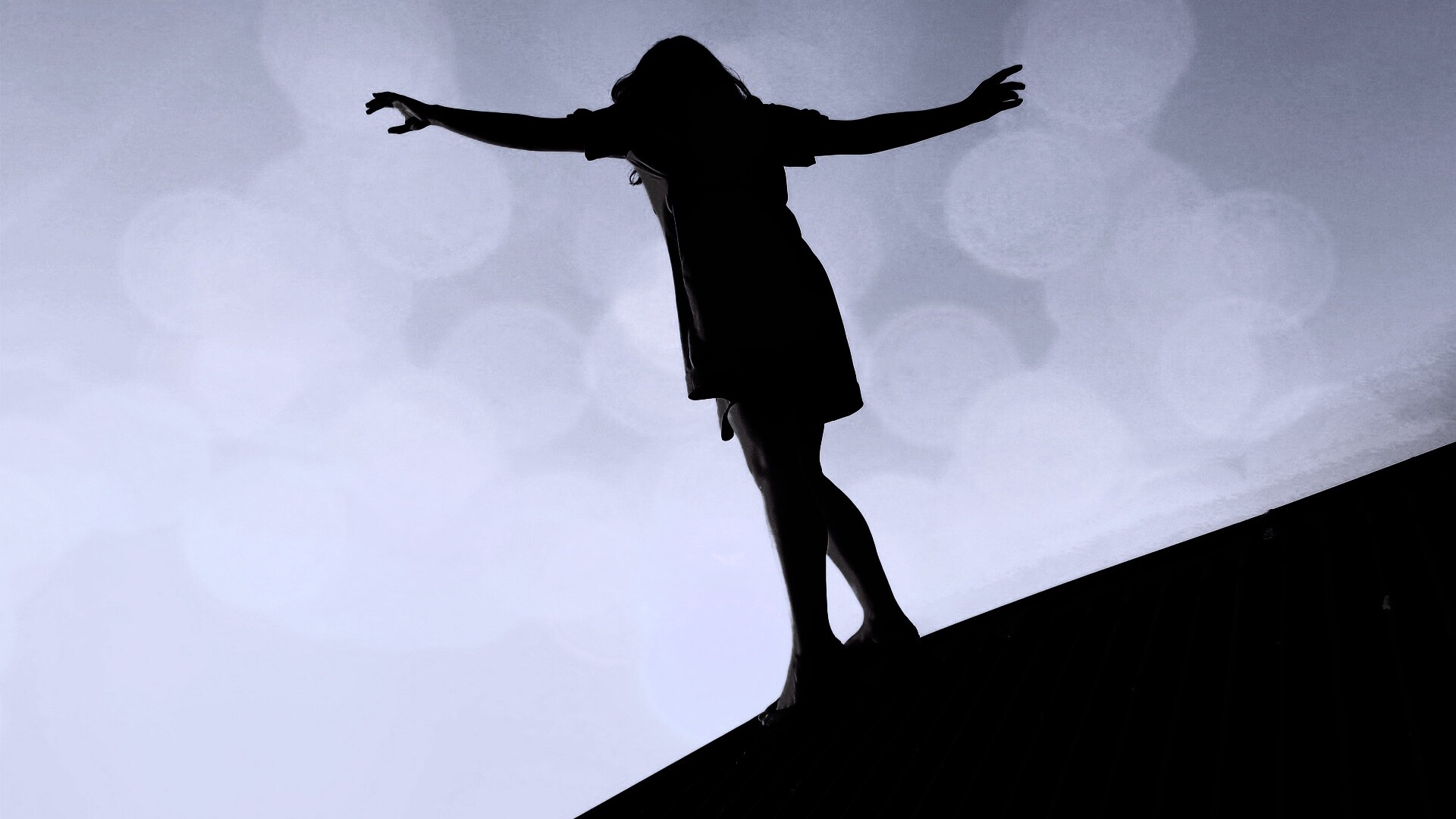 Девушка на крутой крыше обои