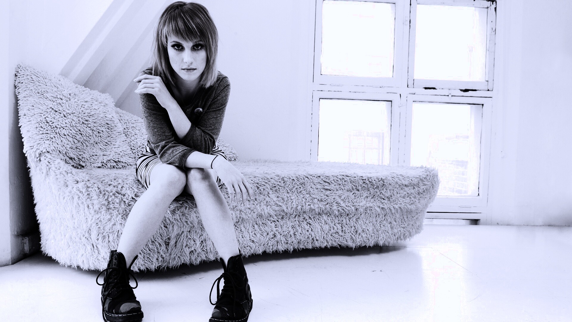 Рыжая в комнате обои