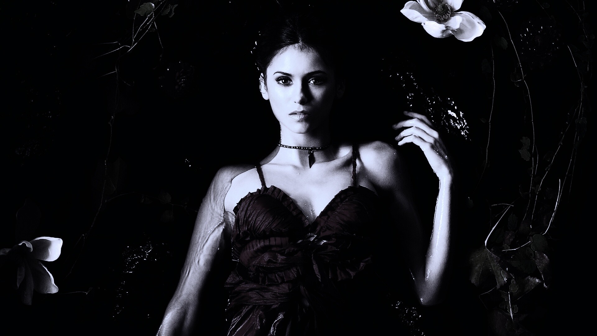 Женщина в красном платье обои