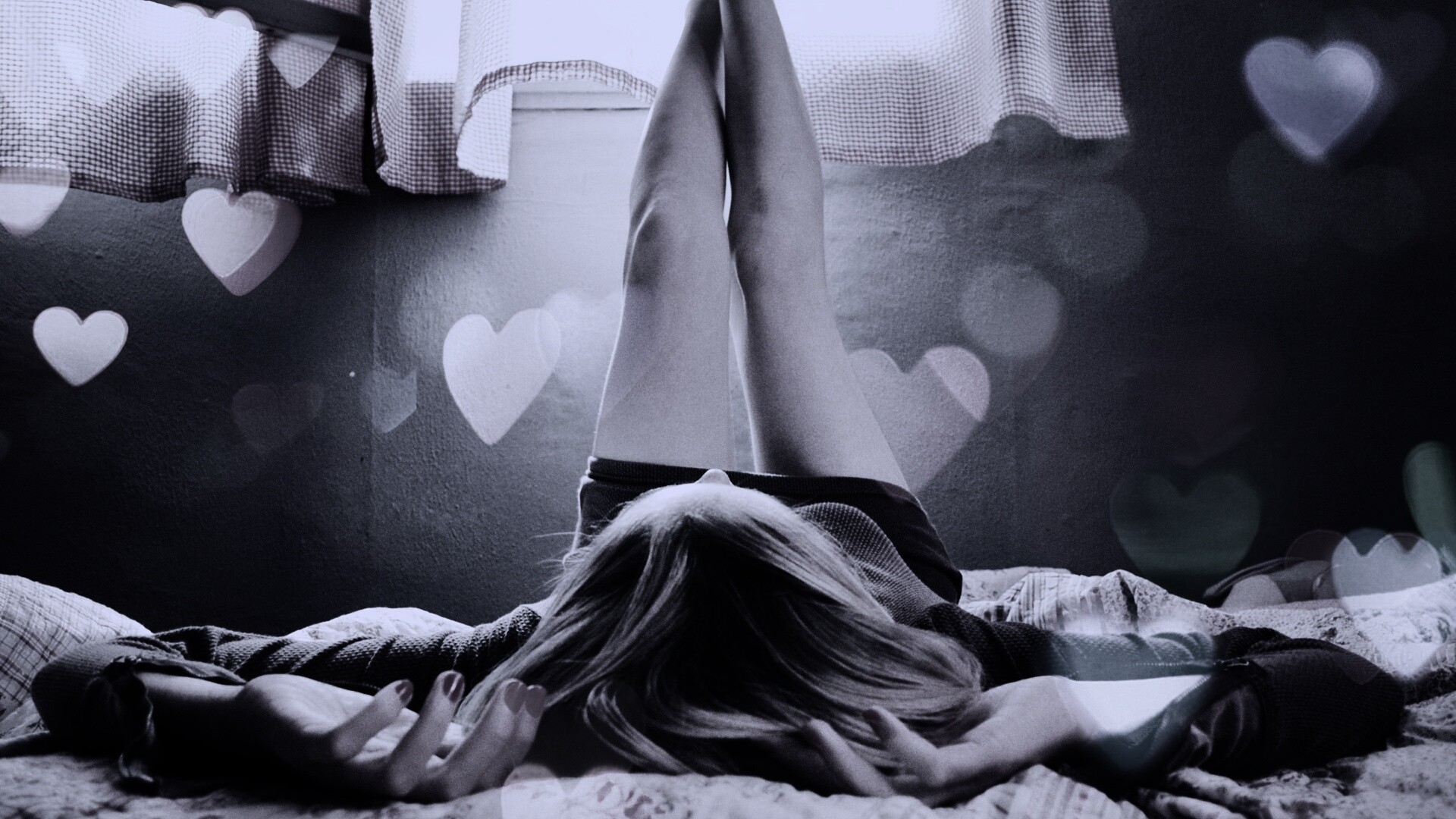 Девушка в постели обои