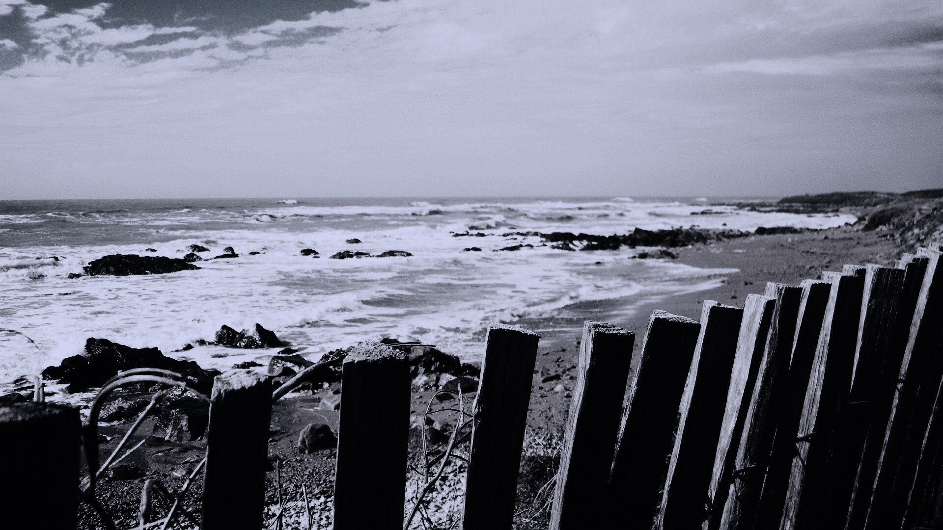 Закрытый пляж за забором обои