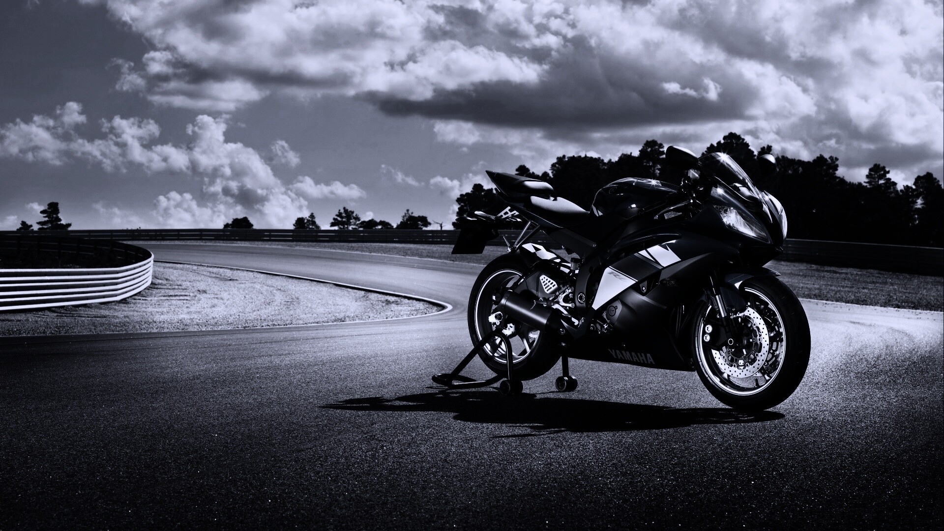 Yamaha R6 на трассе обои