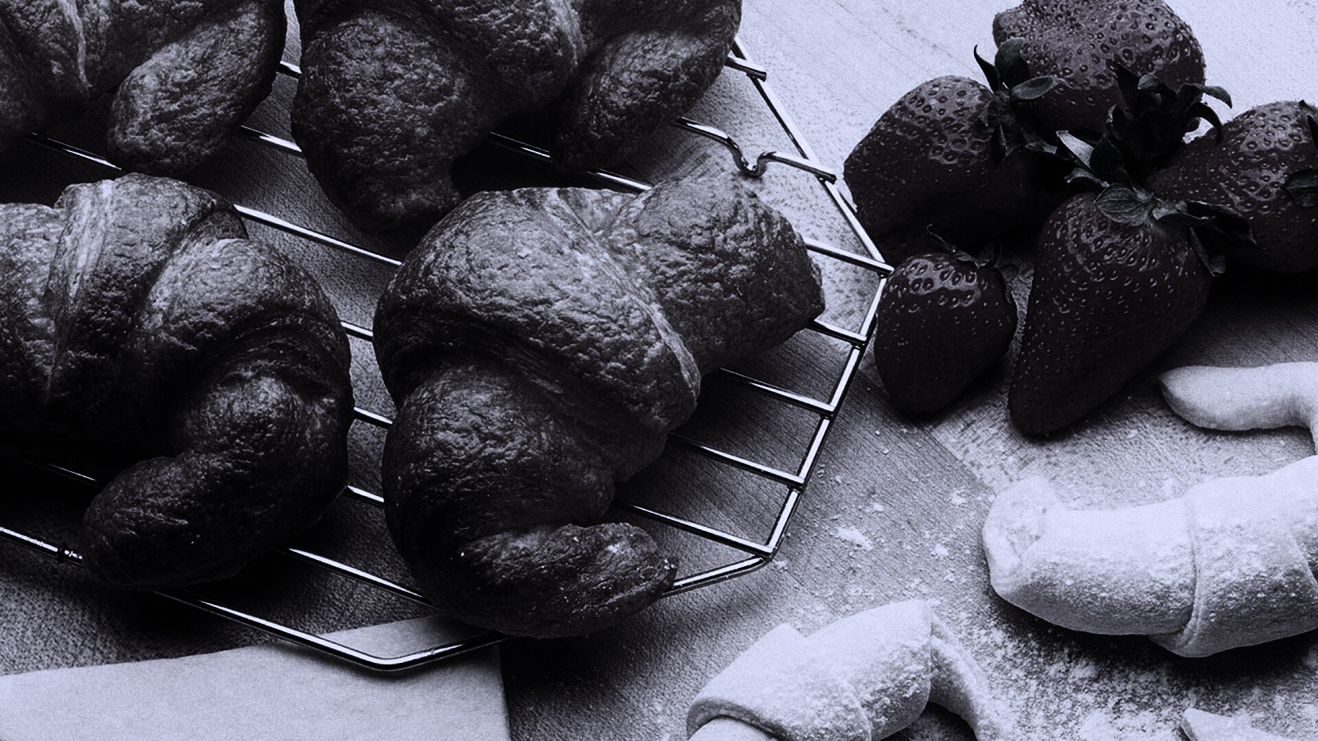 Круассаны с клубникой обои