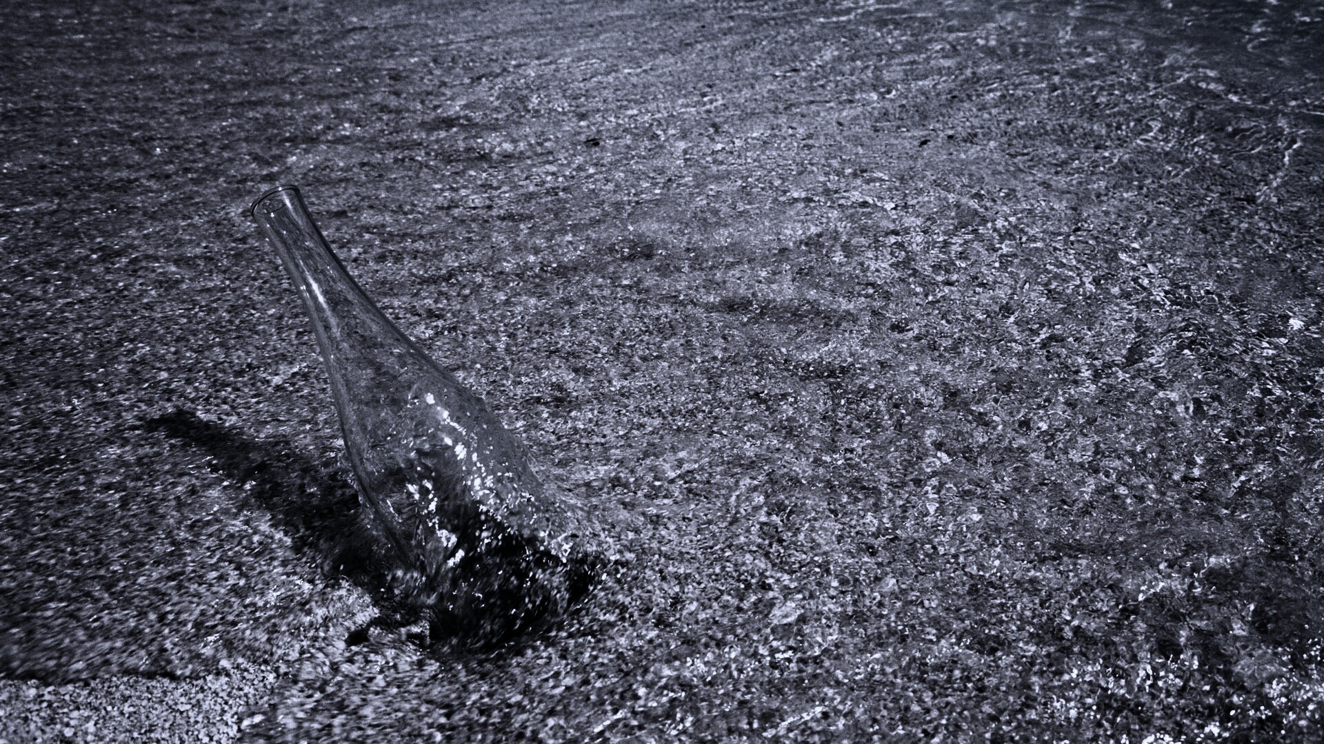 Бутылка в песке у воды обои