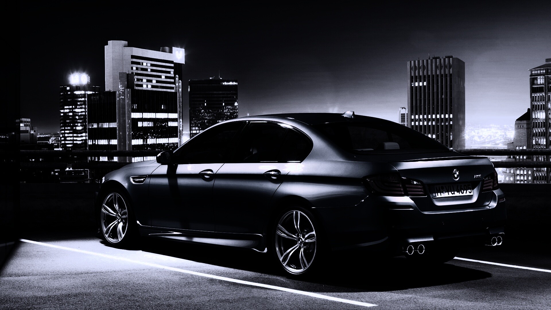 BMW F10 на городской парковке обои