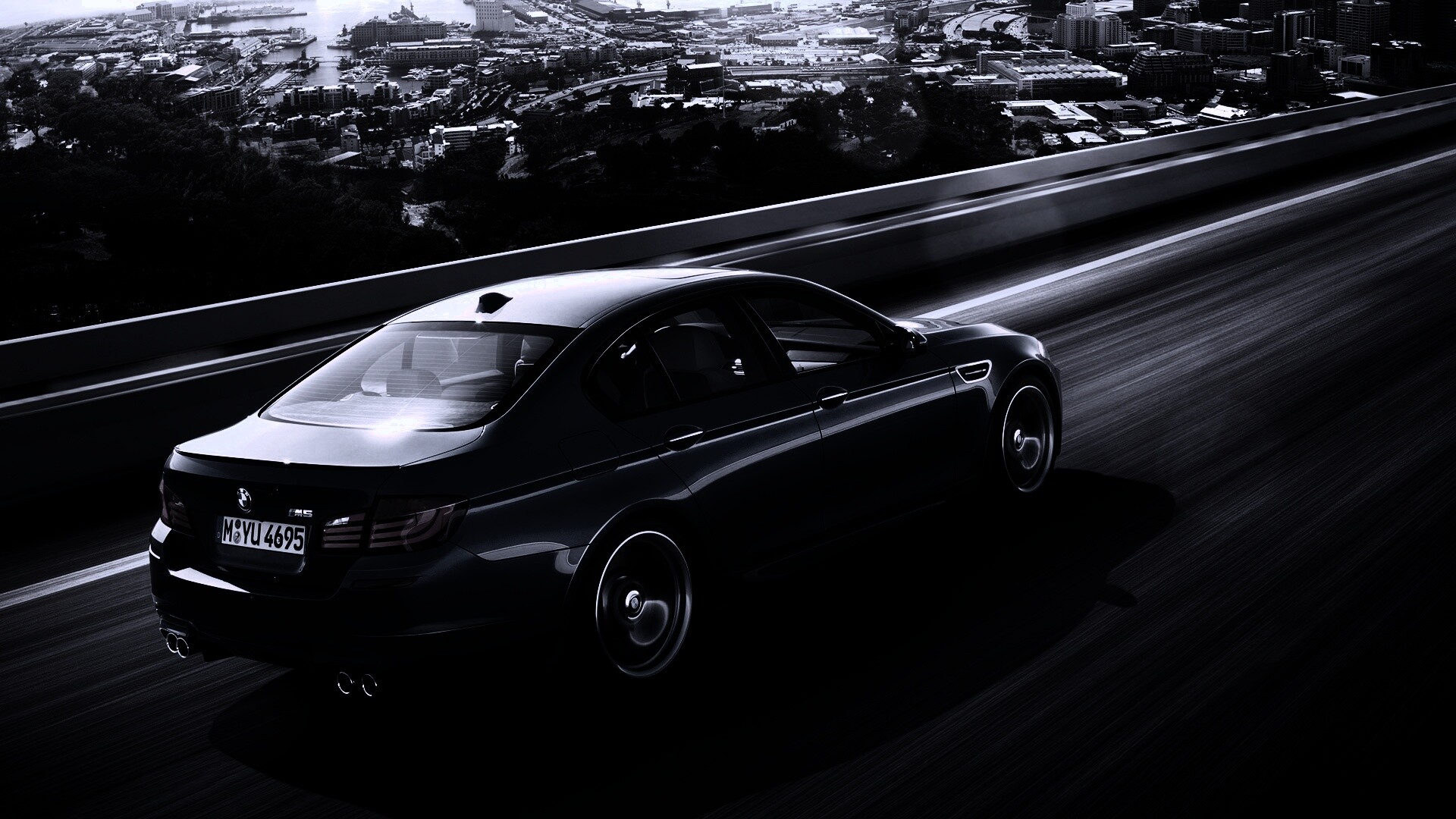 BMW F10 M5 на скоростной автостраде обои