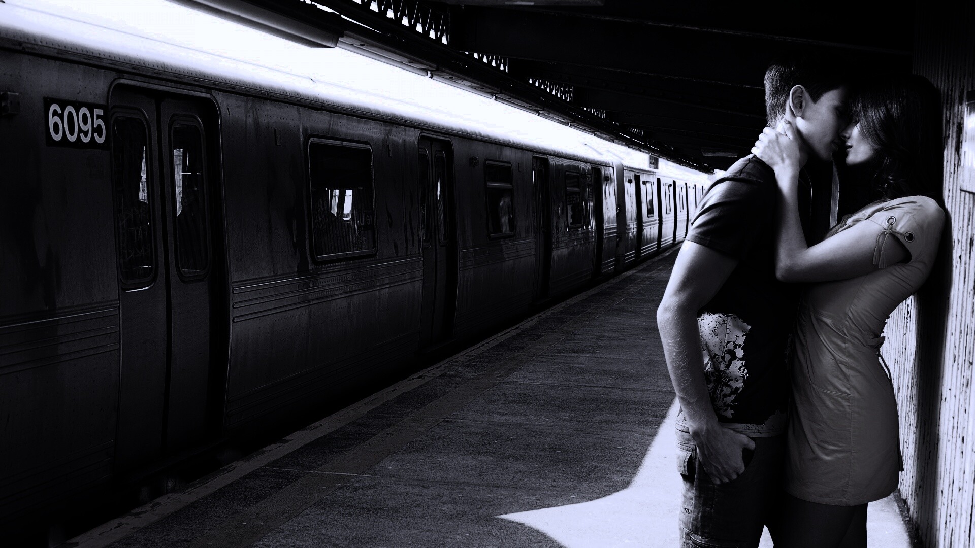 Прощание на станции метро обои