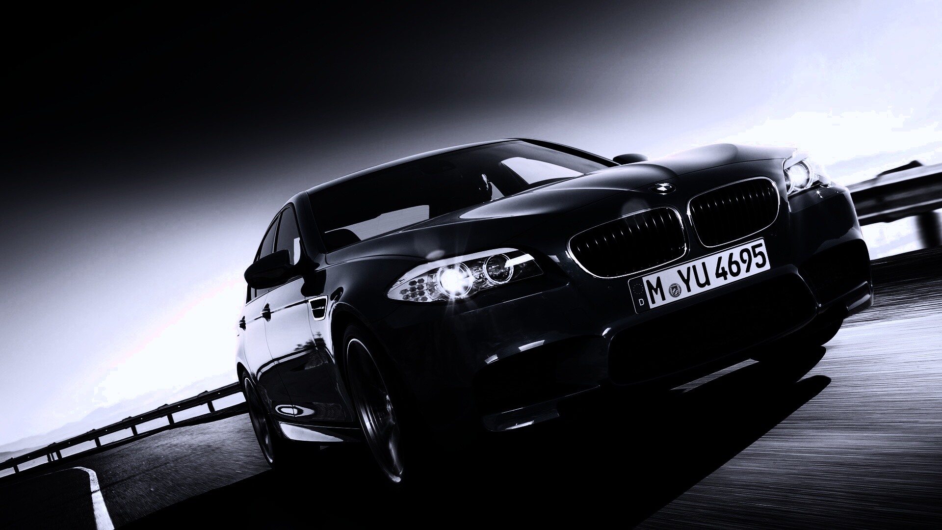 Синий БМВ на трассе обои