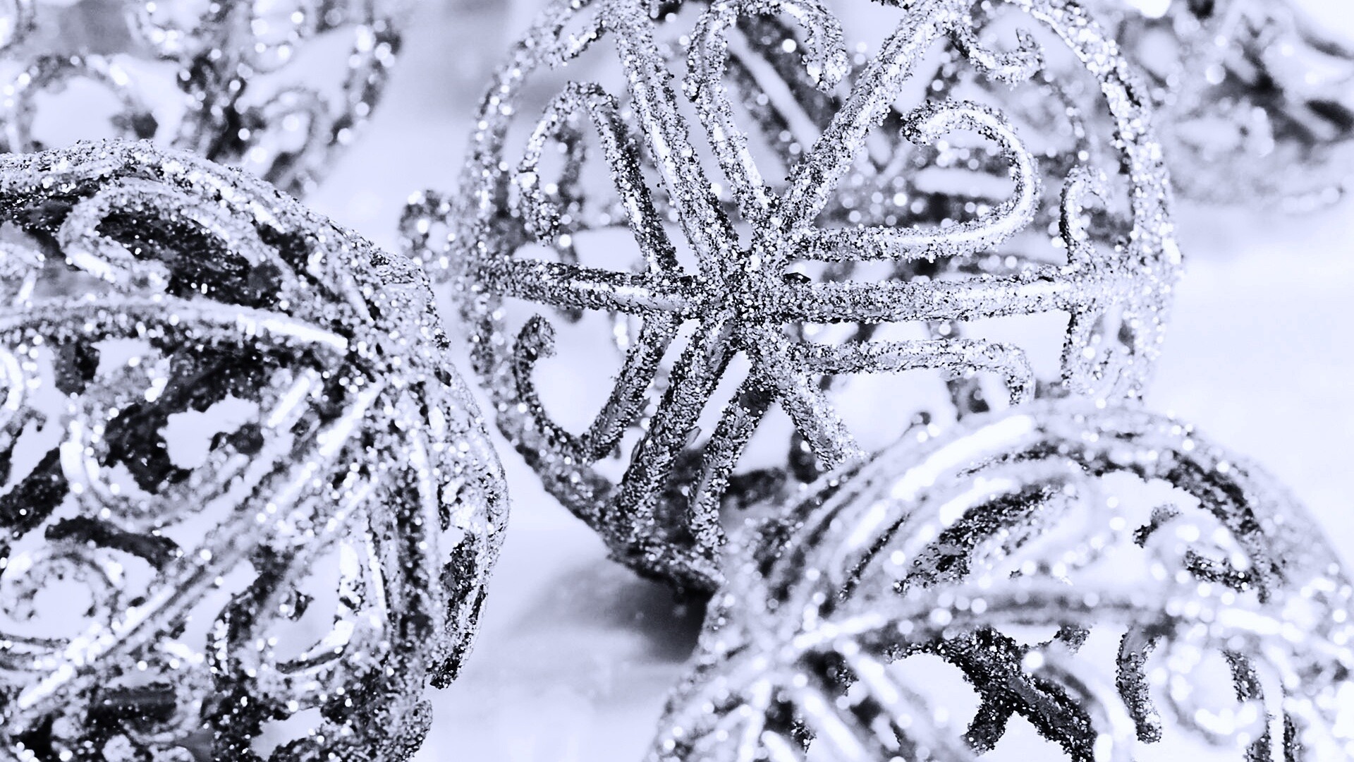 Серебрянные новогодние шары обои