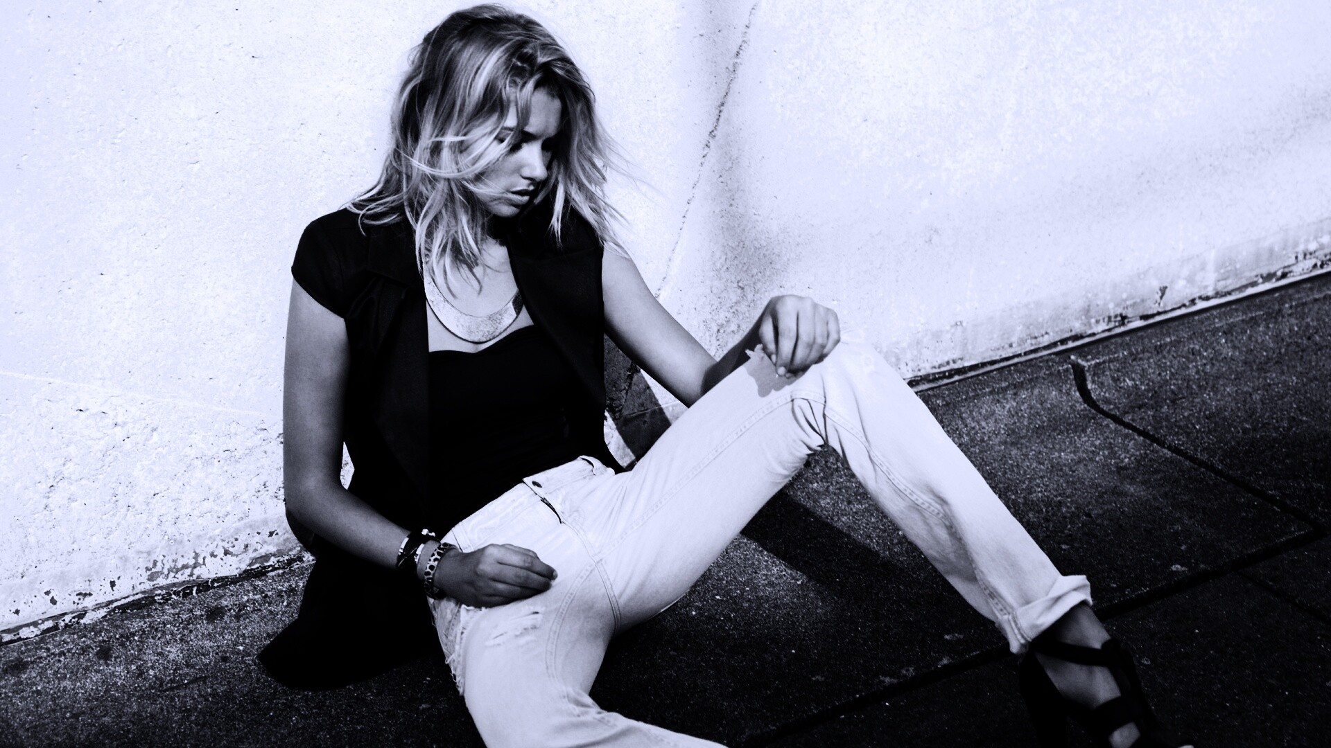 Девушка у стены обои