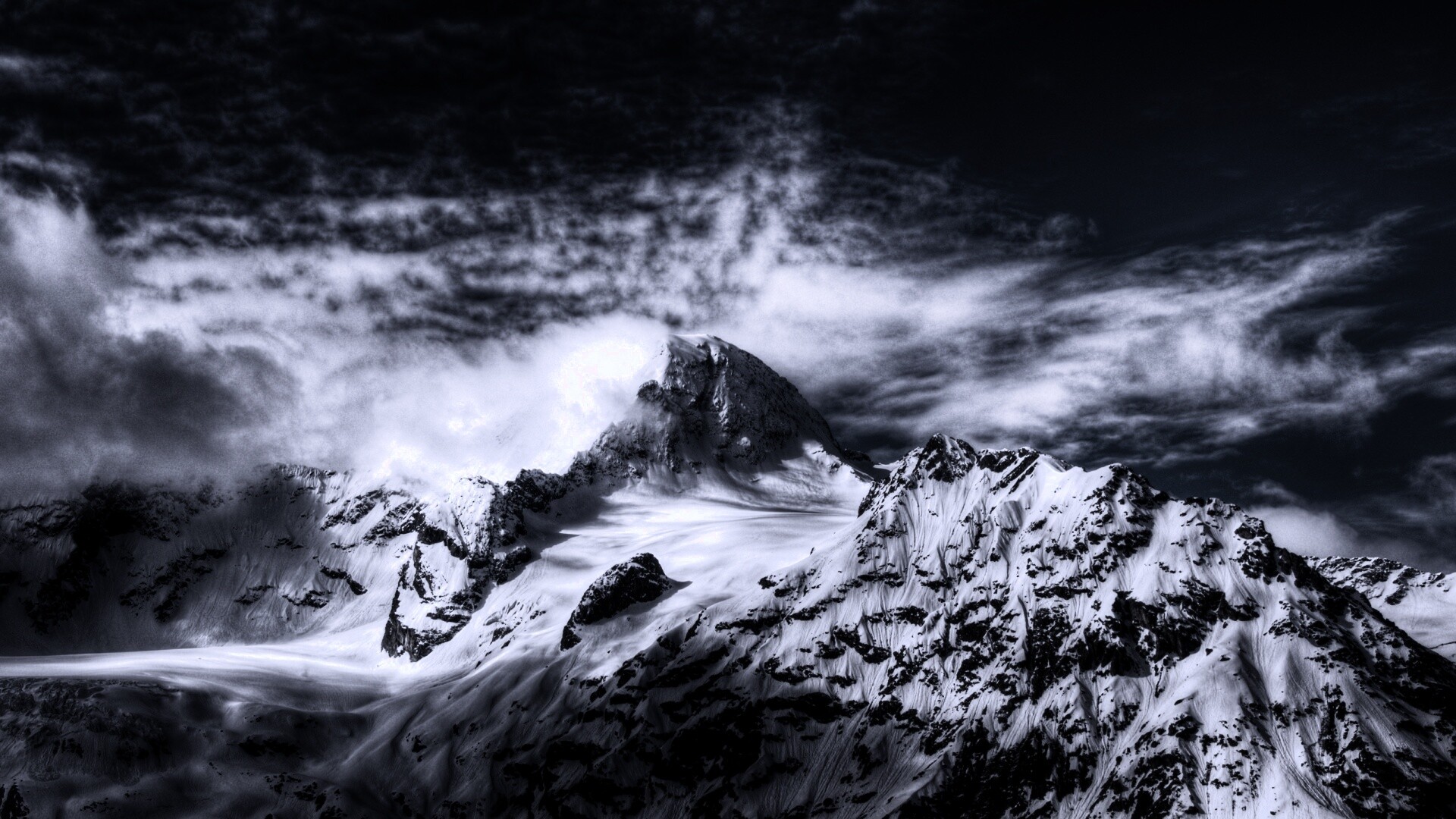 Снежные горные вершины на ветру обои