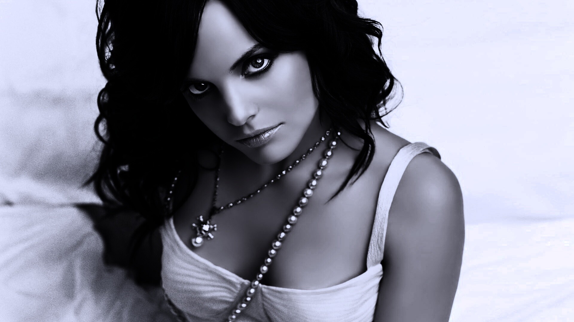 Брюнеточка с желанием в глазах обои