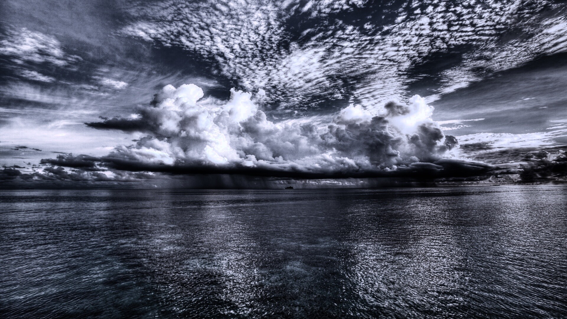 Тучи над морем обои