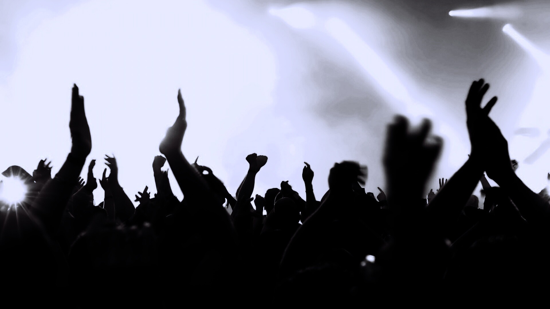 Руки людей на концерте обои